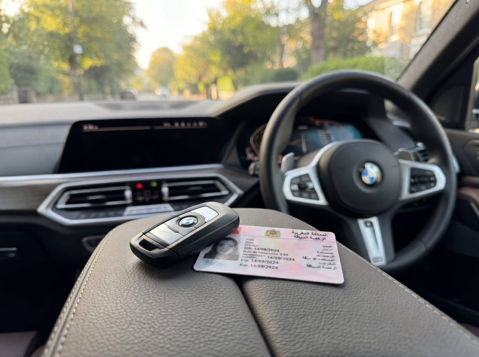 Élève heureuse ayant obtenu son permis avec Auto École Hakim Mohammedia